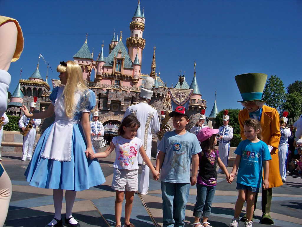 Disneyland สวนสนุกระดับโลกมีวิธีสรรหาและบริหารคนอย่างไร