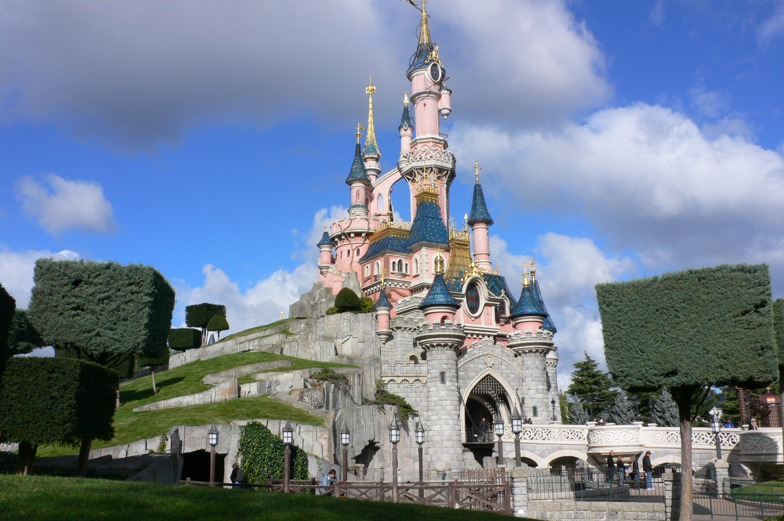 Disneyland สวนสนุกระดับโลกมีวิธีสรรหาและบริหารคนอย่างไร