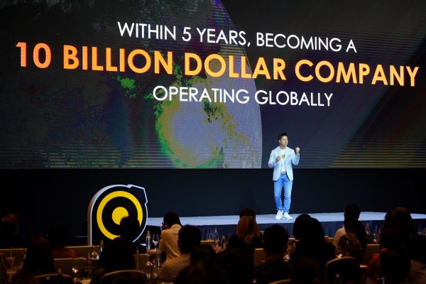BUZZEBEES ประกาศแผนธุรกิจใหม่ สร้าง Ecosystem CRM & Digital Engagement พร้อมขยายธุรกิจด้าน HR Solution 2 BUZZEBEES ประกาศแผนธุรกิจใหม่ สร้าง Ecosystem CRM & Digital Engagement ใหญ่ที่สุดใน Southeast Asia หลังเติบโตต่อเนื่อง 11 ปี เดินหน้าบุกต่างประเทศเต็มรูปแบบ ปักหมุด! ปี 2024 เข้า IPO ตลาดหลักทรัพย์