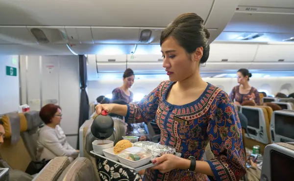 Singapore Airlines เจียระไนพนักงานต้อนรับ Singapore Girl อย่างไร ให้เป็นหน้าเป็นตาของสายการบิน