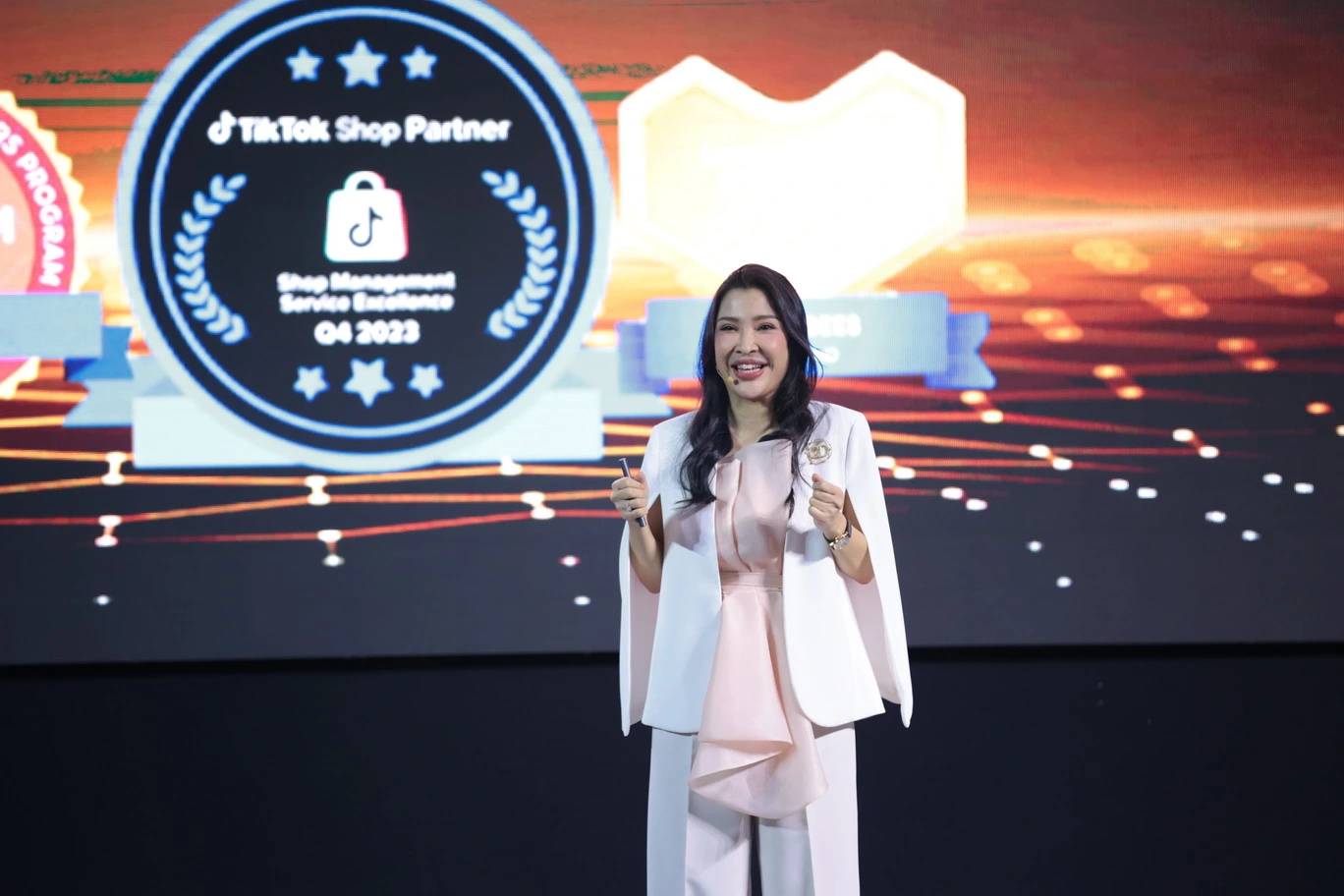 BUZZEBEES เปิดมิติใหม่พลิกโฉมธุรกิจสู่อนาคต เปิดตัว Mediabuzz ดันยอดขายพุ่ง ขยายฐานลูกค้า Ecosystem ทะลุกว่า 170 ล้านบัญชี ก้าวสู่เป้าหมาย “Connecting the World” 2 BUZZEBEES เปิดมิติใหม่พลิกโฉมธุรกิจสู่อนาคต เปิดตัว Mediabuzz ดันยอดขายพุ่ง ขยายฐานลูกค้า Ecosystem ทะลุกว่า 170 ล้านบัญชี ก้าวสู่เป้าหมาย “Connecting the World”