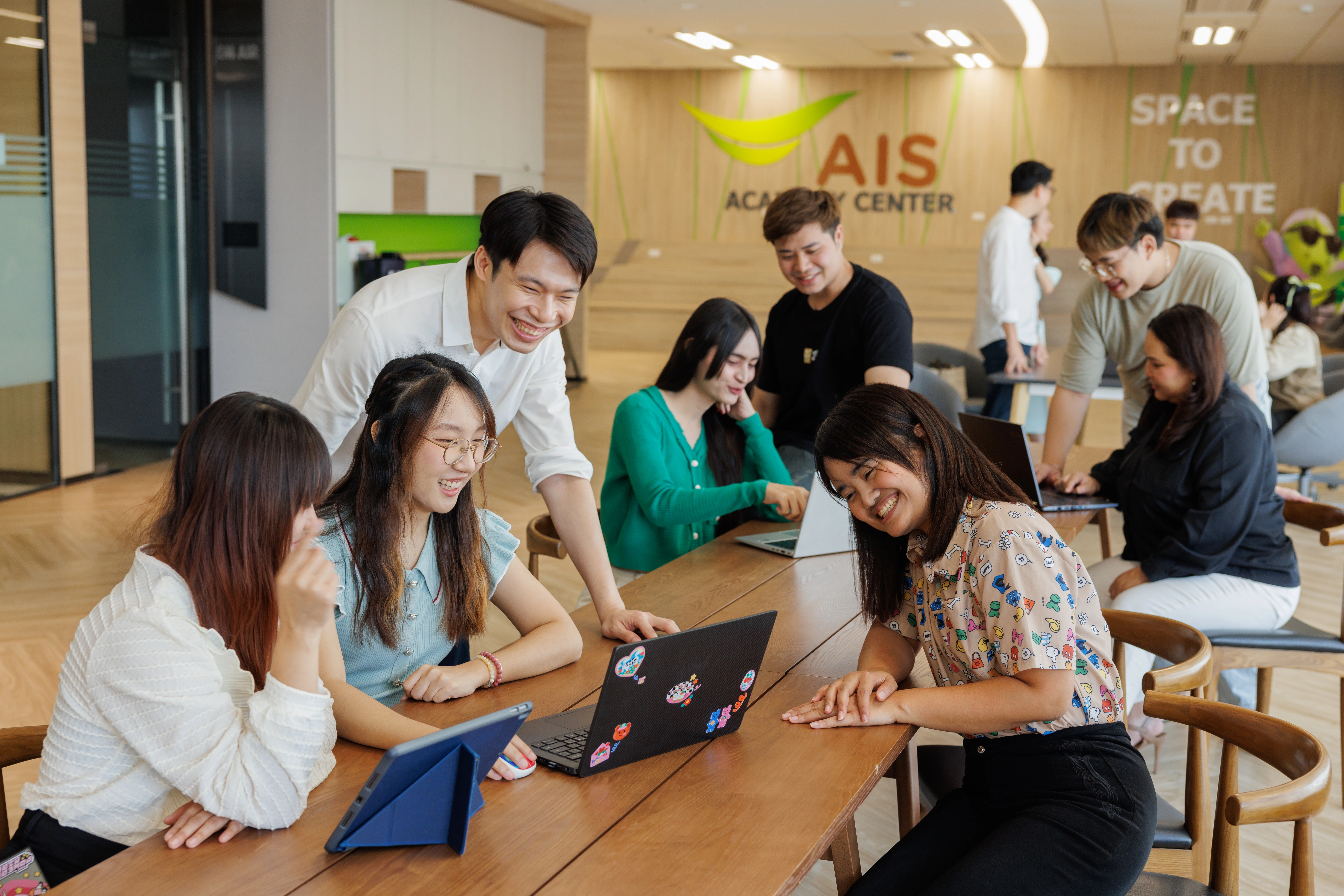 กลยุทธ์อันเฉียบคม และการดูแลพนักงานสุดหัวใจ นำ AIS สู่องค์กรชั้นแนวหน้าที่น่าร่วมงานด้วย