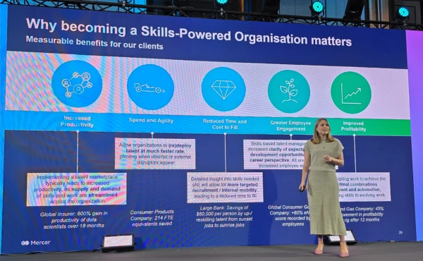 สรุปทุกเรื่องที่ HR ต้องรู้จากงาน Mercer: Thailand HR Conference 2025 2 Panel discussion: Leadership in the Era of Change and Uncertainty ในโลกธุรกิจที่เต็มไปด้วยความผันผวน คำถามที่สำคัญไม่ใช่ว่าวิกฤติมาไหม ? แต่เราจะจัดการอย่างไรเมื่อมันมาถึงต่างหาก ในเวทีเสวนา Leadership in the Era of Change and Uncertainty ผู้นำจากหลากหลายวงการได้แบ่งปันมุมมองที่คมชัดและจริงอย่างไม่ปรุงแต่ง ถึงความท้าทายที่แต่ละองค์กรกำลังเผชิญ ตั้งแต่เศรษฐกิจฝืด ตลาดไม่มั่นใจ ไปจนถึงเทคโนโลยีที่ไล่ไม่ทัน คุณ เจตบดินทร์ ประคุณศึกษาพันธ์ CEO จาก Aura Bangkok Clinic เริ่มด้วยความท้าทายที่จับต้องได้ว่า คนบ่นว่าเศรษฐกิจไม่ดี และยอดตัวเลขขององค์กรก็สะท้อนสิ่งนั้นจริง แต่จริงแค่ส่วนเดียว Insight ที่เขาพบคือ แม้จะเปิดธุรกิจใหม่ แต่หากคนไม่พอ องค์กรก็ไม่เติบโตเช่นกัน เขาจึงเลือกแก้จากภายใน เพิ่มจำนวนพนักงานให้ทันกับปริมาณงาน พร้อมตั้งหลักคิดว่า ถ้าหาเหตุจากภายในเจอก่อน จะควบคุมปัจจัยได้ง่ายกว่ามัวแต่รอแก้ปัญหาจากปัจจัยภายนอก คุณ ไผท ผดุงถิ่น CEO จาก Builk One Group ยอมรับว่า ช่วงที่ผ่านมาอุตสาหกรรมก่อสร้างไม่ได้เฟื่องฟูมาก แต่บาง Segment เช่น ภาครัฐและการท่องเที่ยวกลับมาฟื้นตัว หลายโรงแรมรีโนเวทใหม่จนยอดโตอย่างน่าตกใจ กลายเป็นช่องทางการเติบโตขององค์กรในระยะหลัง แต่ความท้าทายไม่หมดแค่นั้น หลังจากนั้นไม่นานมีเหตุแผ่นดินไหว ไหนจะภาษีสหรัฐ และความไม่แน่นอนของเทคโนโลยี ซอฟต์แวร์ ที่พัฒนาตลอดเวลา กลายเป็นสิ่งเขาและองค์กรต้องคิดให้ไกลกว่าเดิม เขายอมรับตรง ๆ ว่าองค์กรของเขาเคยเป็นสตาร์ทอัปที่เปลี่ยนแปลงเป็นปกติ แต่วันนี้กลายเป็นบริษัท (Corporate) ที่ต้องเปลี่ยน Mentality ใหม่ เป้าหมายสั้น ๆ ที่เคยยืดหยุ่นได้ ก็ไม่เพียงพออีกต่อไป ต้องจริงจังขึ้น เพราะความเป็น Corporate ต้องเล่นเกมระยะยาวให้แม่น ส่วนคุณ เจษฎา สุขทิศ CEO จาก Finnomena ซึ่งอยู่ในธุรกิจด้านความมั่งคั่งของคน สะท้อนปัญหาที่ลึกยิ่งกว่าเศรษฐกิจ คือความเชื่อมั่นของคนไทยที่ลดลงมาอย่างต่อเนื่อง นักลงทุนไทย 97% หันไปลงทุนต่างประเทศ นี่คือสัญญาณชัดเจนว่า คนไม่เชื่อว่าเศรษฐกิจไทยจะโตในแบบที่หวัง แม้ตัวธุรกิจยังมีโอกาสไปต่อ แต่คำถามใหญ่คือ เรายังมีข้อได้เปรียบอะไรในเวทีโลก ? หรือเรากำลังจะกลายเป็นประเทศที่คนมีเงินไม่อยากลงทุน ? ขณะที่คุณ จรัญพจน์ รุจิราโสภณ CEO จาก ส.ขอนแก่น มองวิกฤติในอีกมุมหนึ่งว่ามันอาจเป็นข่าวดีให้เราใช้เป็นจังหวะในการปรับโครงสร้างองค์กรครั้งใหญ่ และเขาก็ใช้โอกาสนี้ Transform องค์กรให้มีความเป็นมืออาชีพมากขึ้น “เรือจะเจอพายุแน่ๆ ไม่รู้ว่าจะใหญ่แค่ไหน แต่สิ่งที่เราทำได้คือ ต้องต่อเรือให้แข็งแรงที่สุดตั้งแต่แรก” เขายังบอกว่า อย่ารอให้ปัญหามาก่อนถึงค่อยสร้างความพร้อม ทุกองค์กรควรเริ่มจากสิ่งที่ควบคุมได้ สร้างโครงสร้างที่ยืดหยุ่นที่สุดไว้ตั้งแต่วันนี้ บทสรุปจากเวทีนี้ไม่ใช่แค่เศรษฐกิจไม่ดี หรือเทคโนโลยีเปลี่ยนเร็ว แต่ผู้นำต้องค้นหาว่า อะไรคือสิ่งที่ยังไม่เปลี่ยน และเราจะทำสิ่งนั้นให้ดีขึ้นได้แค่ไหน ไม่ว่าจะเป็นวิสัยทัศน์ การสื่อสาร หรือการดูแลคน แม้องค์กรจะเล็กหรือใหญ่ ไม่สำคัญเท่ากับว่าเราเตรียมตัวได้มากพอหรือยัง Unlocking Growth and Productivity in a Shifting People Landscape Central Restaurant Group – เมื่อธุรกิจอาหารต้องปรับตัวไปพร้อมคนทำงาน คุณ จารุวรรณ งามพิสุทธิ์ไพศาล Head of Human Resources จาก Central Restaurant Group แชร์ว่าแม้ธุรกิจร้านอาหารของ Central Restaurant จะอยู่กับคนไทยมาหลายสิบปี แต่ Landscape ด้านคนเปลี่ยนไปแบบหน้ามือเป็นหลังมือ โดยเฉพาะพฤติกรรม ความคาดหวัง และทักษะของพนักงานในยุคใหม่ ซึ่งองค์กรต้องเร่งปรับตัวให้ทันเพื่อสร้าง Productivity โดยมี 6 เทรนด์หลักที่เธอมองเห็นจากการทำงานจริงในองค์กร ดังนี้ Skill Transformation – พนักงานไม่สามารถมีแค่ทักษะเดียวได้อีกต่อไป ต้องสามารถทำ Multi-skill หรือทำงานได้หลายอย่างในร้านเดียว Workforce Flexibility & Variable Staffing – เมื่อพนักงานยืดหยุ่น การจัดสรรกำลังคนและโมเดลการทำงานก็ต้องยืดหยุ่นตาม Expectations of Growth & Culture – พนักงานรุ่นใหม่ไม่ได้แค่ทำงาน แต่คาดหวังการเติบโต และวัฒนธรรมองค์กรที่มีคุณค่า Diversity, Equity & Inclusion – ต้องทำงานร่วมกับคนหลายเพศ วัย เชื้อชาติ และเปิดรับความหลากหลายอย่างแท้จริง Employee Well-Being & Retention – ธุรกิจร้านอาหารขึ้นชื่อว่า Turnover สูง ทำอย่างไรให้คนอยู่ได้นานและอยู่แบบมีความสุข สุขภาพร่างกายแข็งแรง Digitalization & Automation – เมื่อเทคโนโลยีเปลี่ยนเร็ว ทักษะของพนักงานก็ต้องเปลี่ยนตามอย่างต่อเนื่อง Banpu – ปลดล็อก Productivity ด้วยทักษะ+เทคโนโลยี+วัฒนธรรมที่ไปด้วยกัน ด้านคุณ วิธพล เจาะจิตต์ Head of Banpu People จาก Banpu PCL. เปิดเผยว่า แม้องค์กรจะมีภาพจำในฐานะธุรกิจพลังงานจากถ่านหินที่ดูขัดกับเทรนด์พลังงานสะอาด แต่จริง ๆ แล้ว Banpu กลับเป็นหนึ่งในองค์กรที่เปิดรับการเปลี่ยนแปลงได้อย่างยืดหยุ่นที่สุด โดยเฉพาะในมิติของคน เพราะในองค์กรมีคนไทยเพียง 9% แต่มีพนักงานเชื้อชาติต่าง ๆ กระจายอยู่ทั่วโลกอีก 91% นั่นแปลว่า Diversity คือ DNA สำคัญที่ฝังอยู่ในองค์กรตั้งแต่ต้น และในยุคที่คนพูดถึง Productivity กันอย่างกว้างขวาง Banpu มองว่าสิ่งนี้จะเกิดขึ้นได้จาก 2 ปัจจัยหลักที่ต้องเสริมกัน คือ เทคโนโลยี – เป็นเครื่องมือช่วยเร่งผลลัพธ์ วัฒนธรรมองค์กร – คือระบบความคิดและการทำงานร่วมกันที่ต้องตรงกัน ถ้าคนไม่เข้าใจกัน ต่อให้มีเทคโนโลยีแค่ไหน ก็ไร้ผล สิ่งที่ Banpu ทำคือการถอดรหัสกลยุทธ์องค์กรให้ชัด และถ่ายทอดออกมาให้คนทุกระดับเข้าใจเหมือนกัน ทั้งธุรกิจดั้งเดิมและธุรกิจพลังงานใหม่ต้องเดินคู่กันแบบเครื่องดนตรีที่เล่นประสานเสียง ไม่ใช่เล่นคนละจังหวะ อีกสิ่งที่น่าสนใจคือมุมมองของ Banpu ต่อ AI เมื่อพวกเขาไม่ได้มอง AI เป็นแค่เทคโนโลยีหรือ Artificial Intelligence แต่มองเปรียบเสมือนเป็นเพื่อนร่วมงานอีกคนที่เสริมศักยภาพให้มนุษย์ฉลาดขึ้น เพราะเมื่อพนักงานเข้าใจเทคโนโลยี เข้าใจโมเดลธุรกิจ ใช้มันช่วยให้มองข้อมูลได้รอบด้านมากขึ้น รู้จัก Ecosystem รอบตัว เขาจะเริ่มเห็นภาพใหญ่ และขับเคลื่อนงานขององค์กรได้อย่างยั่งยืน